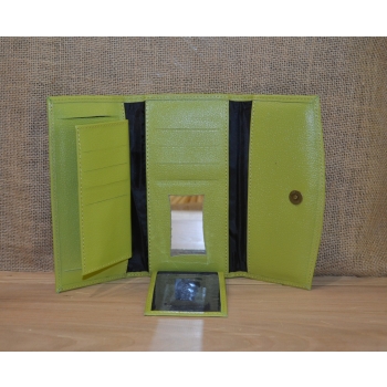 Portfel duży skórzany jasno zielony z kwiatowym kolorowym haftem .